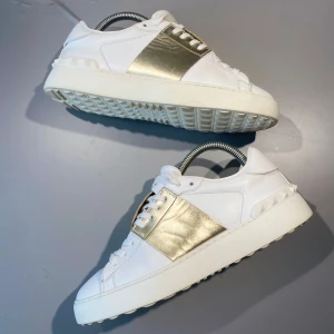 Valentino Skor - Hej! Säljer nu mina skor från märket Valentino, storlek 38 väldigt bra skick, givetvis äkta. Tveka inte på att höra av dig om du har frågor eller funderingar kring skorna! 