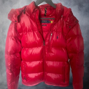 Röd pufferjacka från Polo Ralph Lauren - Storlek L skick 9,9/10( använd 2 gånger)|             Äkthetsbevis och orderbekräftelse från Zalando finns| Fler bilder finns i DM| Nypris 6099.