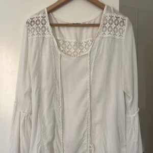 Vit blus  - Fin sommarblus i storlek M