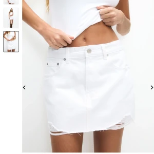 Vit jeanskjol med slitna detaljer - Snygg vit jeanskjol som knappt är använd. Storlek M men känns som en S då den är lite tajtare i modellen och även lite kortare. 