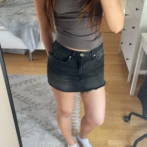 Svart jeanskjol - Säljer denna jättefina jeanskjolen då den tyvärr inte kommer till användning längre. Endast använd ett fåtal gånger!🌸