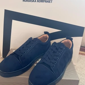 Mörkblå Christian Louboutin - Säljer nu mina mörkblåa Christian Louboutin som är storlek 43. Man får med lådan. Använts 3 gånger.