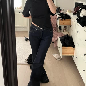 Jeans från mango  - Säljer dessam mörkblåa flare jeans från mango. Storlek 38, helt nya med prislapp. Säljer då dom var för långa på mig (är 165cm) bara att skriva om det finns frågor🌸
