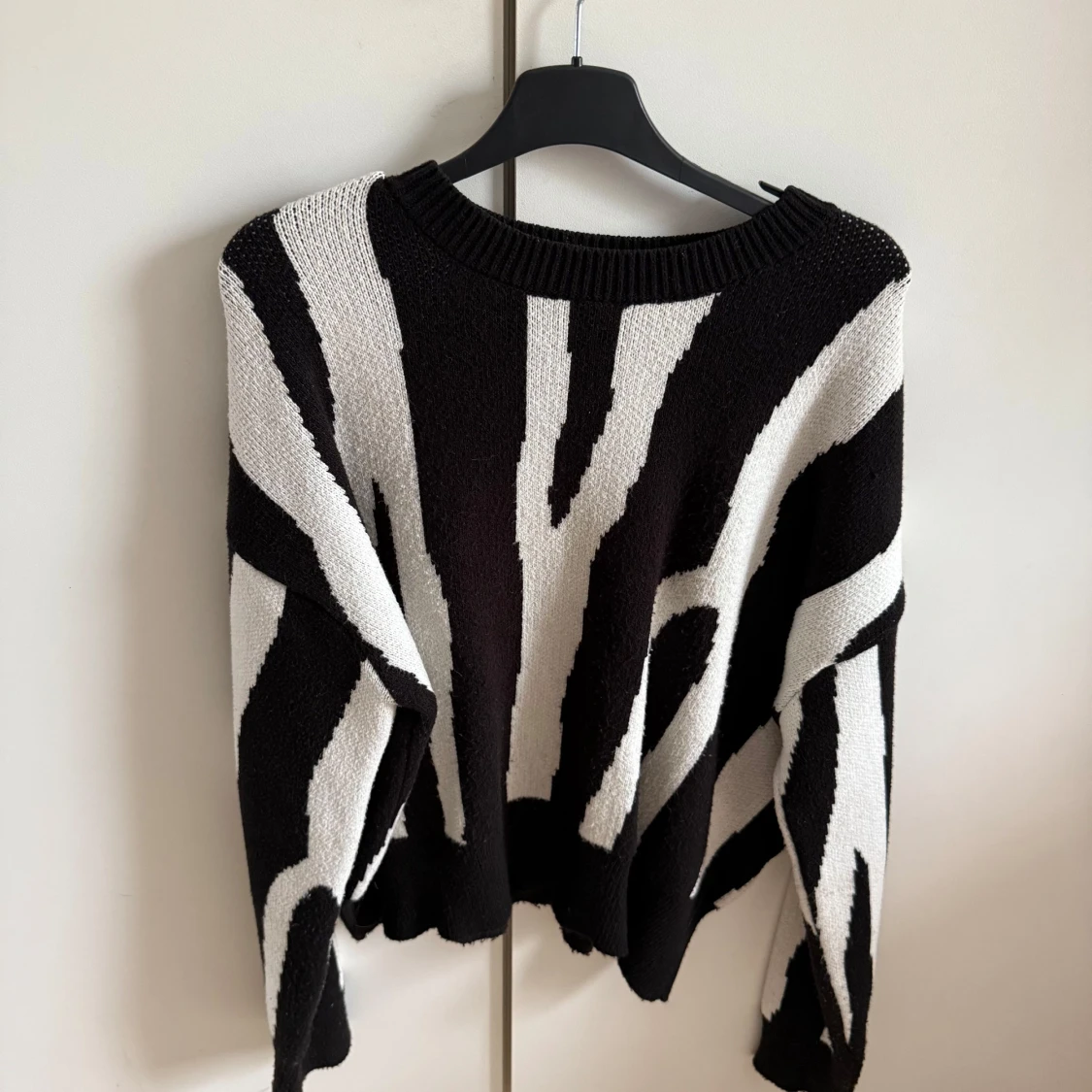 Svartvit stickad tröja med zebramönster från Dilvin
