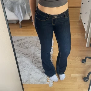Weekday jeans  - Säljer dessa populära Weekday jeansen då de tyvärr är lite för små. Använda men fortfarande i bra skick! Jag har sprättat upp sömmen längst ner så de blivit lite längre i benen (se bild)🌸