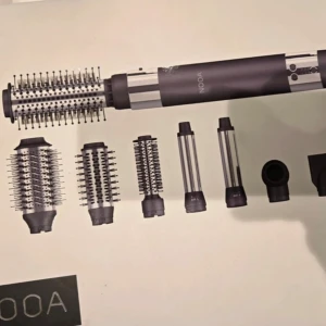NOOA multifunktionell varmluftsborste med flera tillbehör - Säljer en NOOA varmluftsborste med flera utbytbara borsthuvuden och stylingtillbehör. Perfekt för att skapa volym, lockar eller släta frisyrer. Inkluderar rundborstar, volymborstar och locktillbehör i silver och svart design.