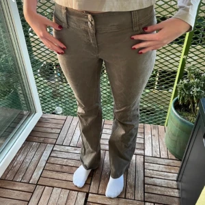 Low waist gröna jeans  -  Jag lägger ut en intresse koll på mina super fina Low waist gröna jeans i från Weekday då jag inte använder dem 