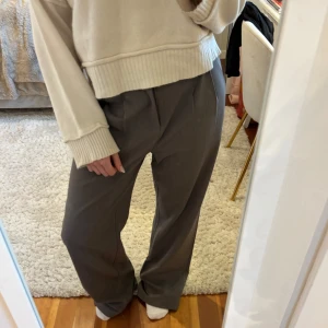 Grå kostymbyxor från IT'S MAY - Snygga gråa kostymbyxor från IT'S MAY, de är baggie med raka ben. Perfekta till våren och kan stylas med allt!🌟använda en gång