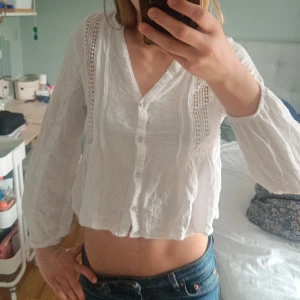Vit blus - Super fin vit blus från Stradivarius. Storlek s men liten i storleken.