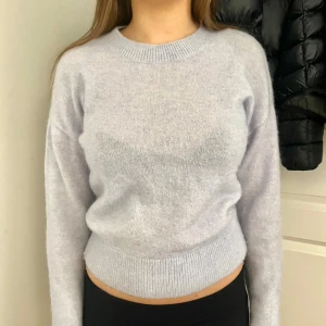 Ljusgrå stickad tröja & other stories  - Mysig ljusgrå stickad tröja med rund halsringning och långa ärmar❤️inga defekter eller npgot❤️från & other stories 