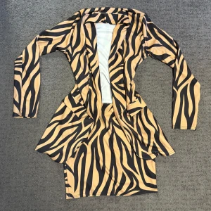 Two pice skjorta och kjol från Boohoo - Säljer en zebramönstrad two pice från Boohoo i beige och svart. Passar perfekt till en ute kväll med tjejerna 🫶