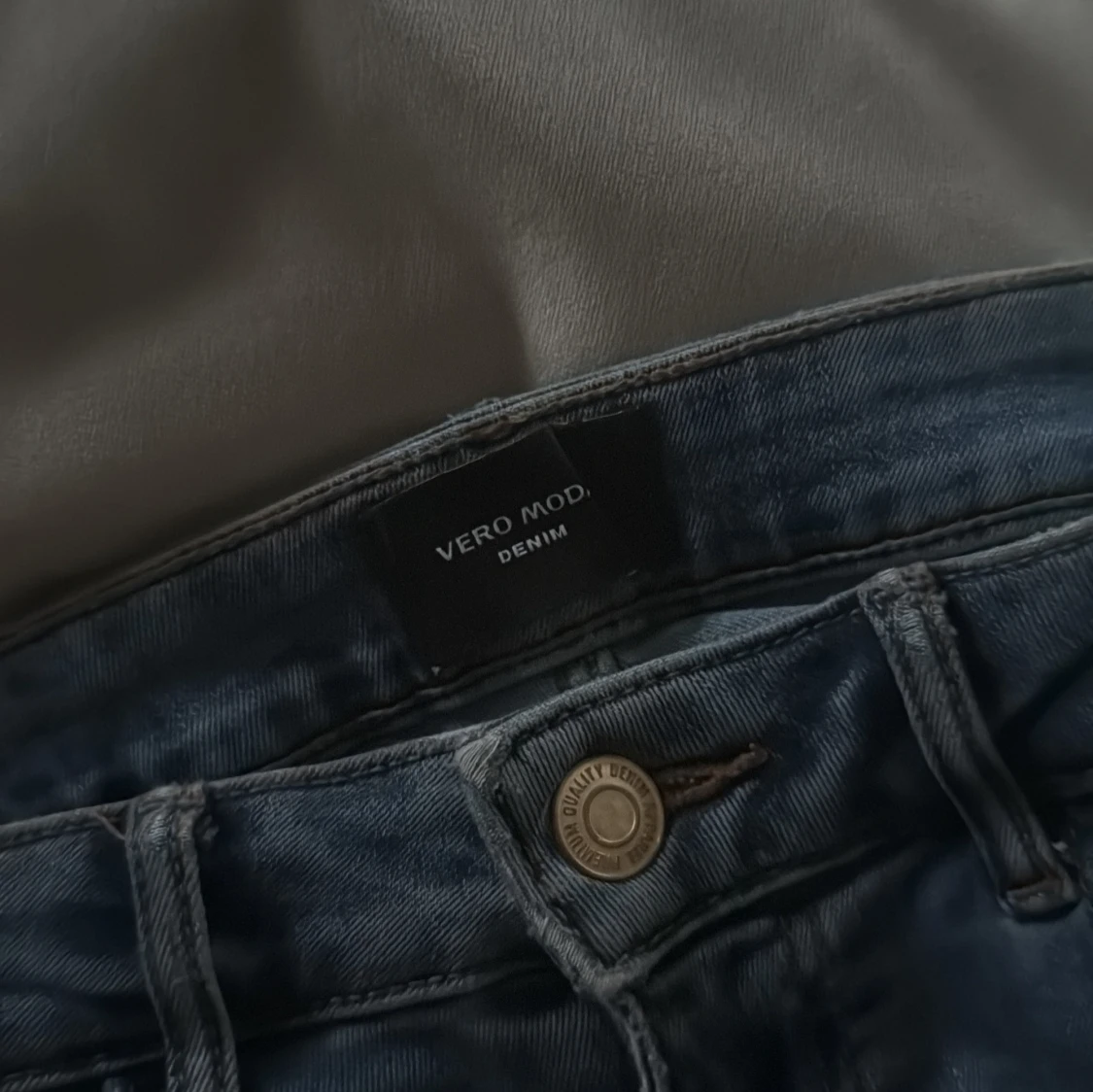 Blå bootcut jeans från Vero Moda - 2