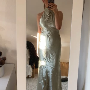 Balklänning MESHKI  - Säljer denna jättefina satinklänning från MESHKI som var tänkt till min bal, men tycker inte att den passar mig, där av är den aldrig använd. 💕 En perfekt klänning som passar utmärkt till balen!! Köpte i färgen champagne, men skulle säga att den lutar mer åt olivgrön. Klänningen är i storlek S och jag är 178 cm 🌸