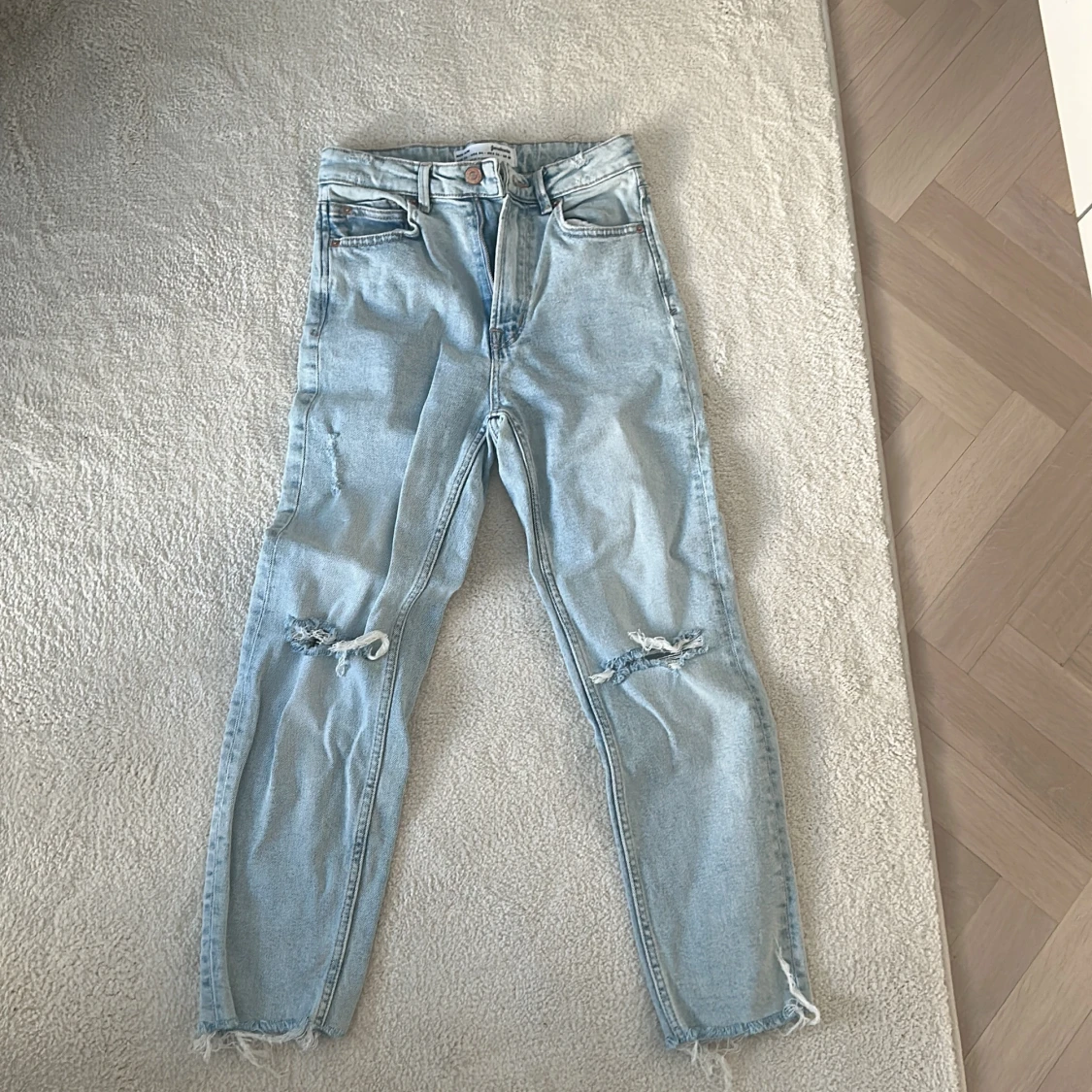 Ljusa jeans med slitningar
