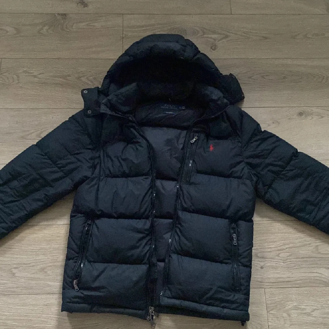 Svart dunjacka med huva