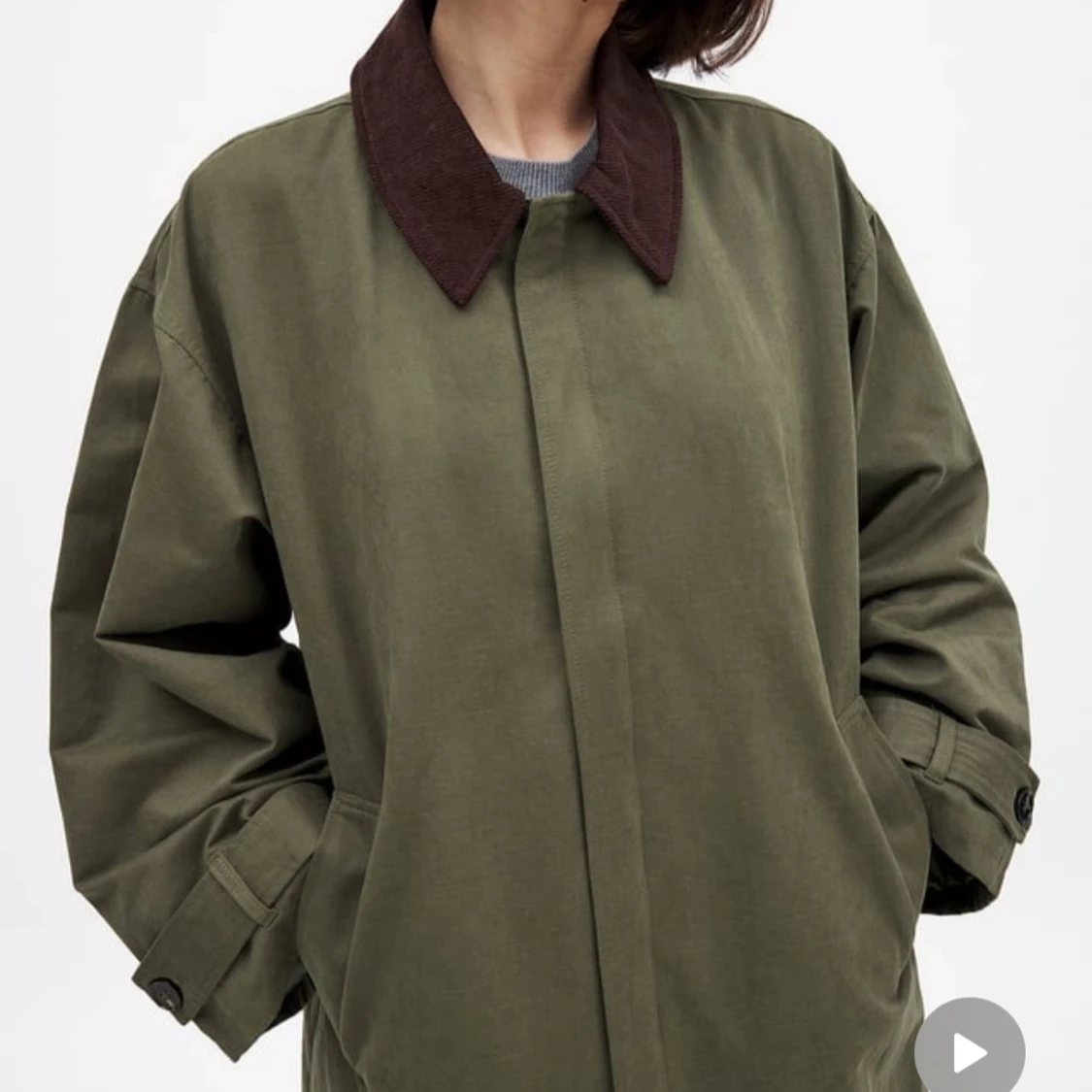 Grön trenchcoat med brun krage - 2