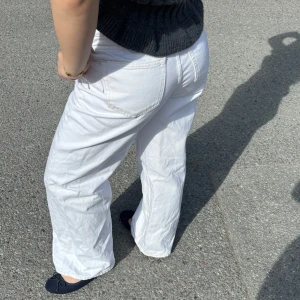 Vita raka jeansbyxor - Säljer ett par vita jeansbyxor med rak passform. Byxorna har klassiska fickor både fram och bak. Perfekta för en fräsch och stilren look.