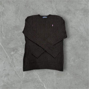 Ralph Lauren - Svart Cable knit tröja ifrån Ralph Lauren i mycket bra skick! Storlek: M 