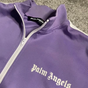 Palm Angeks tracksuit top  - Säljer en lila tracksuit top från Palm Angels i så gott som nytt skick. Kan frakta eller mötas upp i Västerås. Storlek S