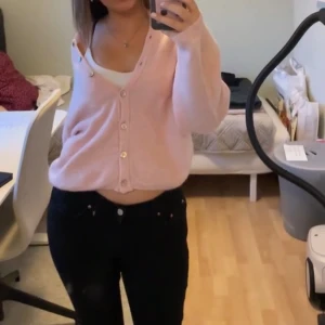 Rosa kofta  - Jätte fin rosa kofta ifrån Gina Tricot. Den är inte använd många gånger och i jätte fint skick. Den är slutsåld på hemsidan💗