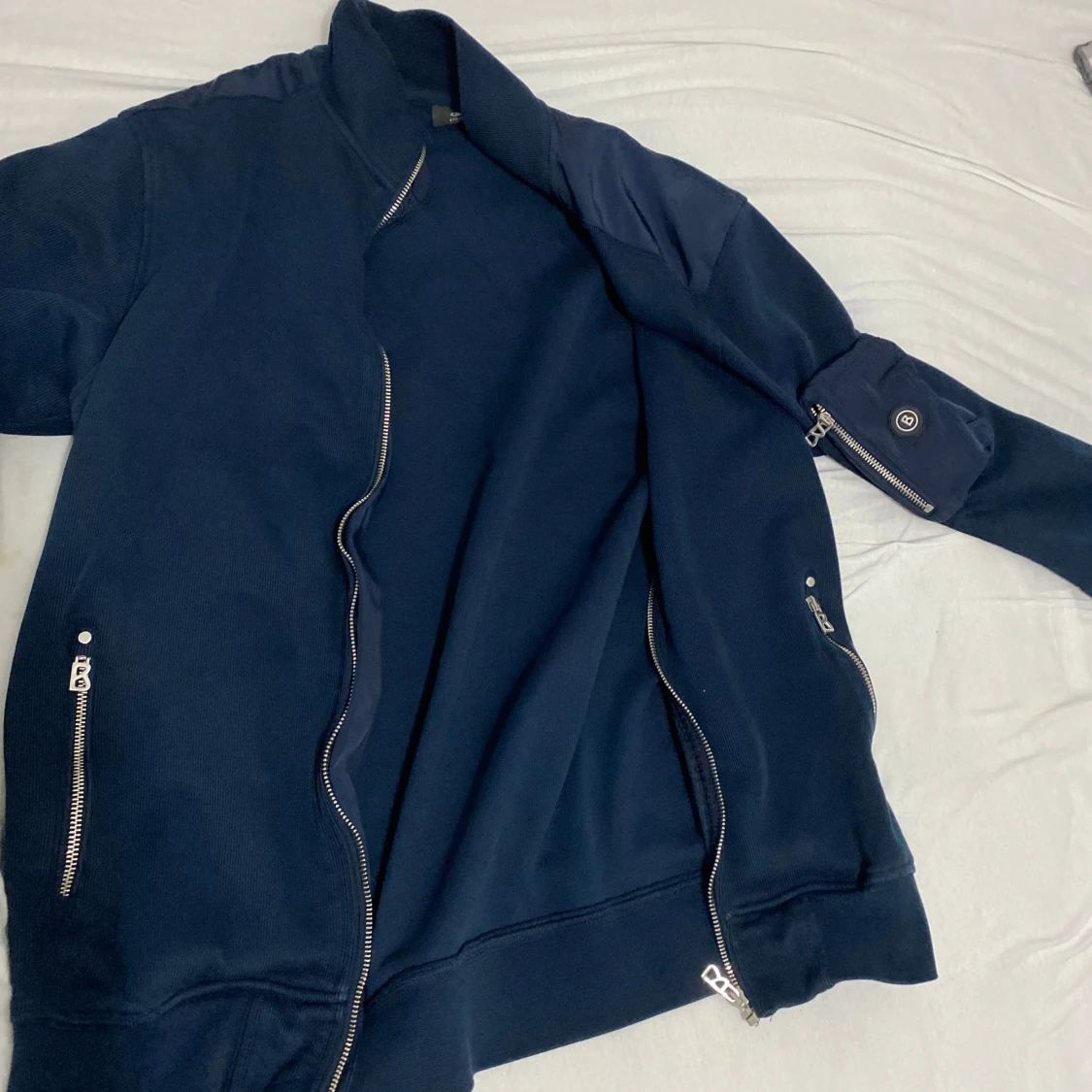 Mörkblå bomberjacka med dragkedjor