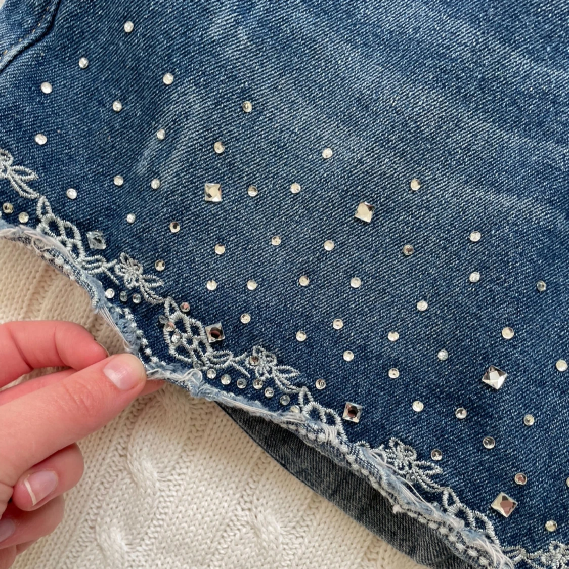 Jeanshorts med pärlor och spetsdetaljer - 3