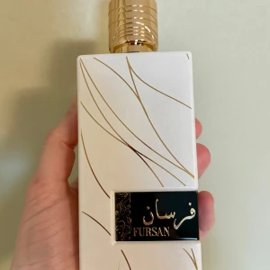 Fursan White Eau de Parfum från Khadlaj - Upptäck Fursan White Eau de Parfum från Khadlaj, en lyxig doft med toppnoter av jasmin och bergamott. Mellannoterna bjuder på kokos, mysk och mandel, medan basnoterna avrundas med vanilj, sandelträ och muskot. 100 ml, enbart testad. 