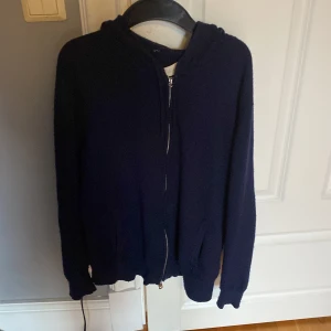 Mörkblå hoodie från Sayless - Säljer en mörkblå kashmir tröja strl m passar s, eftersom den inte passar mig längre.  Skick 8/10