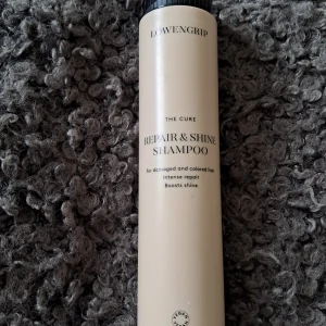 Repair & Shine Shampoo från Löwengrip - Löwengrip The Cure Repair & Shine Shampoo är perfekt för skadat och färgat hår. Det ger intensiv reparation och ökar glansen. Produkten är vegansk och utvecklad i Sverige, vilket gör den till ett hållbart val för ditt hår.