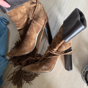 Bruna mocka boots från Saint Laurent - Skit snygga skor från ysl