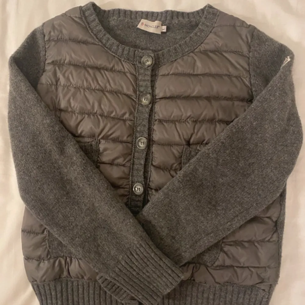 Söker liknande moncler jacka som den på bilden helst i svart men andra färger funkar också💕💕. Takit.