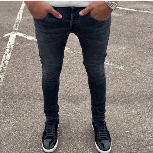 Dondup george jeans - Svart/gråa dondup george jeans storlek 31 bra skick