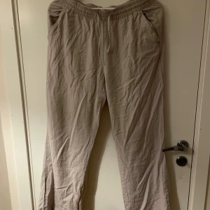 Beiga linnebyxor - Säljer ett par beiga linnebyxor med resår och dragsko i midjan. Har använts ett fåtals gånger, säljer då jag inte har någon användning av de längre. Använd gärna KÖP NU🩷