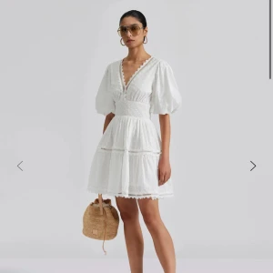 Vit kort klänning med volang och v-ringning - Superfin vit klänning från by malina❤️ perfekt till studenten och aldrig använd, helt ny. I storlek xs