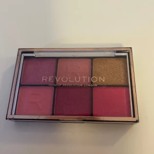 Revolution ögonskugga - Ögonskuggpalett från Makeup Revolution med sex olika nyanser i rosa, rött och guld. Kommer i en smidig plastförpackning med genomskinligt lock. Pris kan diskuteras!!