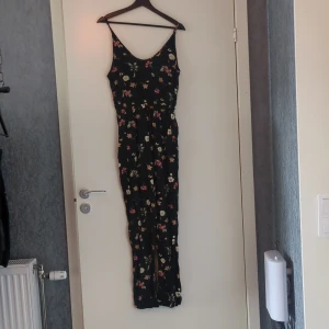 Urgulliga byxdress - Sjukt snygg byxdress som jag tyvärr har växt ur. Byxdressen är riktigt skön och passar bra på sommaren. Fickor finns på sidorna och dressen är justerbar i midjan. Obs. Skrynklig på bild