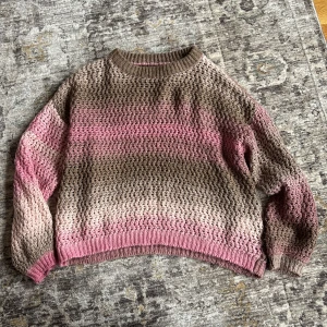 Stickad tröja  från Vero Moda - Mysig stickad tröja från Vero Moda i  rosa och brunt. Aldrig använd!