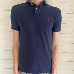 Mörkblå Pike från Ralph Lauren  - Blå Pike från Ralph Lauren| Skick: 9/10 Storlek:S Hör av er vid minsta fundering! 