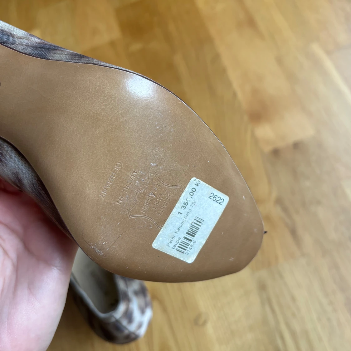 Bruna pumps med mönster och spänne - 2