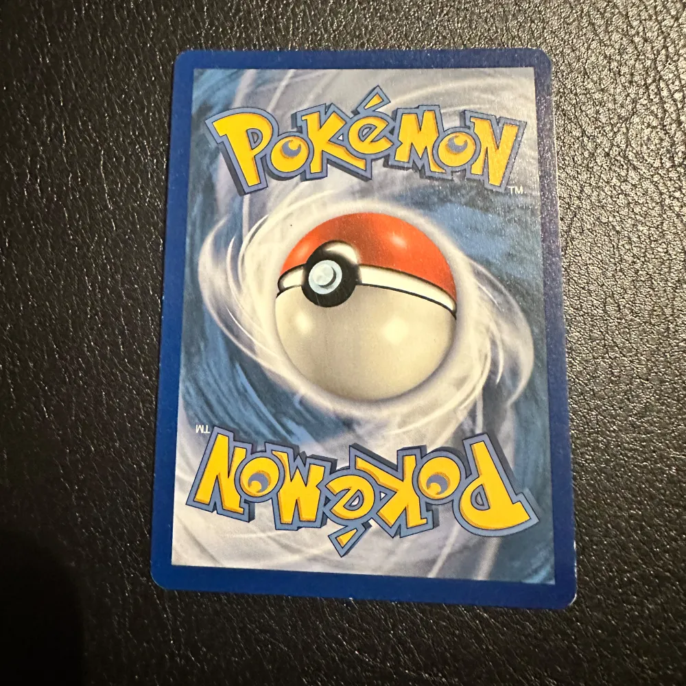 Säljer ett Glaceon GX Pokémonkort med holografisk yta. Kortet har 200 HP och attacker som Frost Bullet och Polar Spear GX. Kortet har en blå och silver design med Glaceon i fokus och är från Sun & Moon-serien.. Muu.
