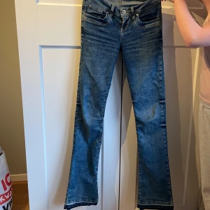 ltb jeans - fina blå lågmidjade bootcut jeans från ltb! Har sprättat upp dom längst nere kolla på bilderna för att se det!💓Innerbenslängd: ca 86cm