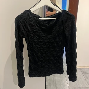 Svart långärmad topp från Gina Tricot - Säljer en svart långärmad topp från Gina Tricot i storlek XS. Använd 1 gång