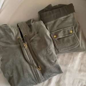 Ljusgrönt sätt från Juicy Couture - Säljer ett sååå fint sätt från Juicy Couture med guldfärgade detaljer🥰