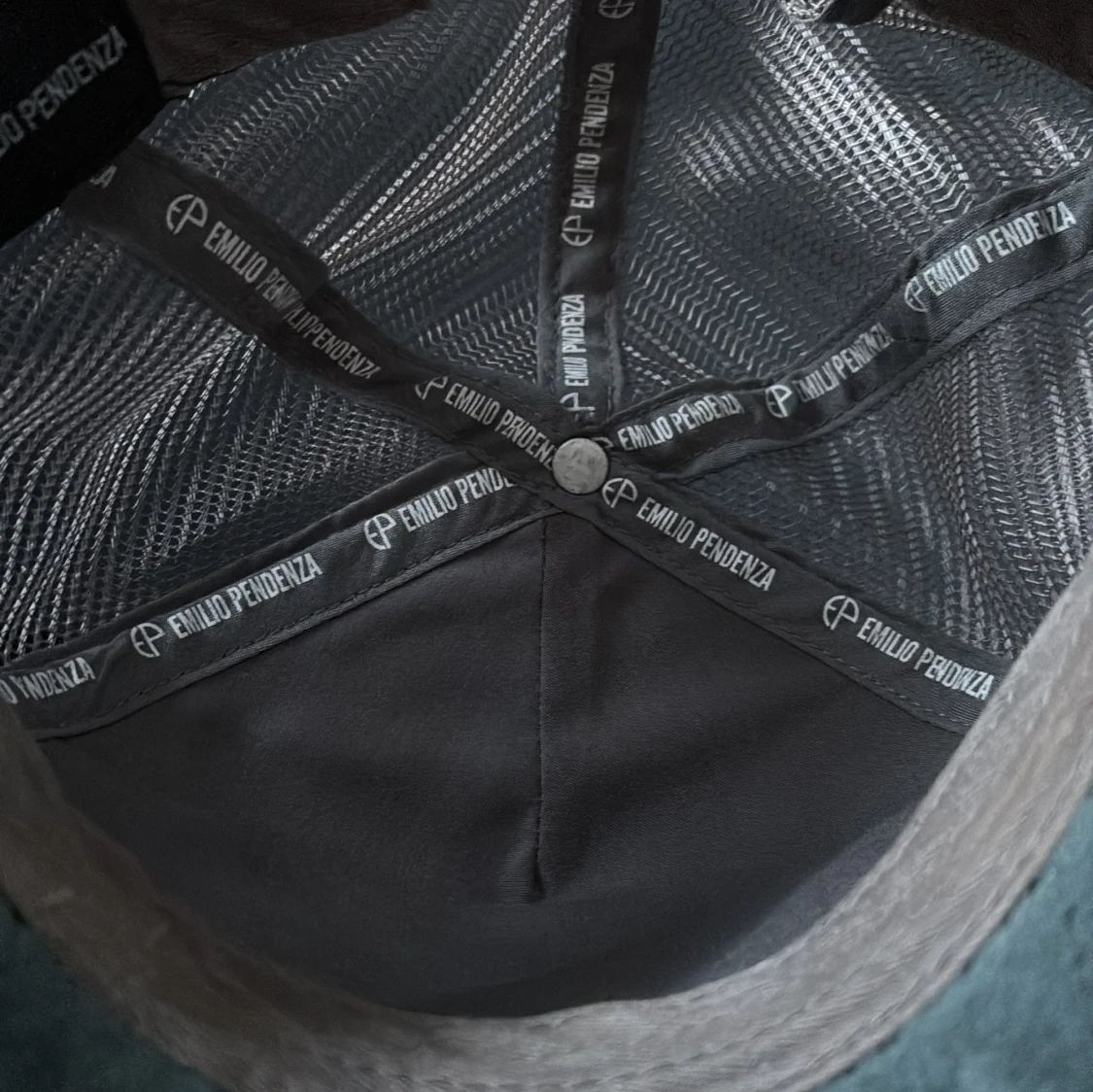 Grå keps från Emilio Pendenza med svartvitt motiv - 2