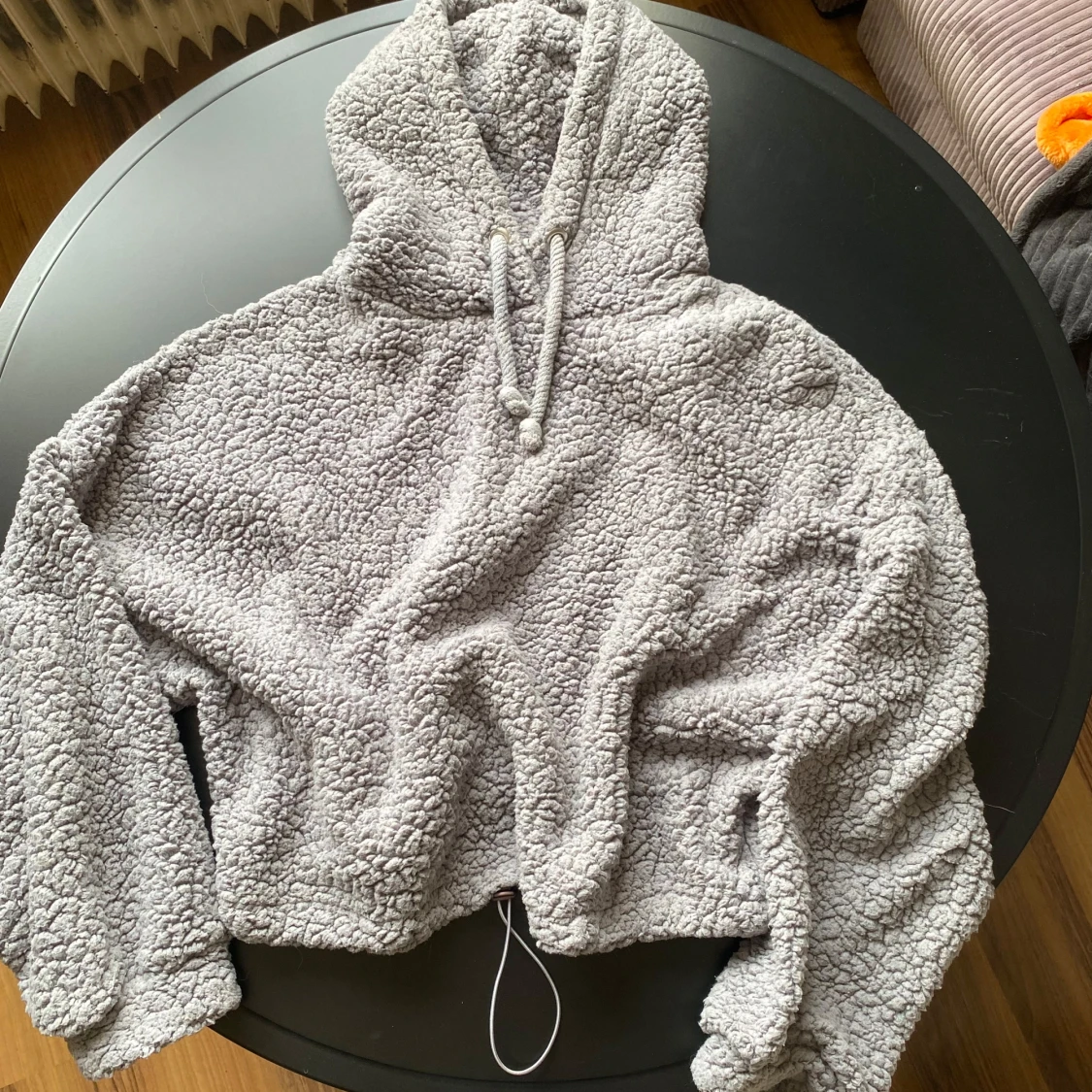 Grått mjukisset hoodie och byxor - 1