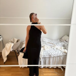Elegant långklänning  - Superfin långklänning med öppen rygg som inte kommer till användning. Det går att spänna in banden bak. En knapp i nacken saknas! Men jag har kvar den så skickar med den i paketet vid köp. Aldrig använd (knappen föll av när jag provade den). Köpt secondhand och hittar inget märke.