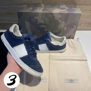 Valentino Flycrew  - Tja! Säljer dessa tvär feta valentino flycrews. Dem är i jätte bra skick men tyvärr saknas sex nitar kan dock skicka med 2 extra orginal nitar.💯Nypris: 7000❌ Vårt pris: 3499✅storlek 39 men passar mer 40-41. hör av er vid frågor eller intresse. /3Wardrobe📌