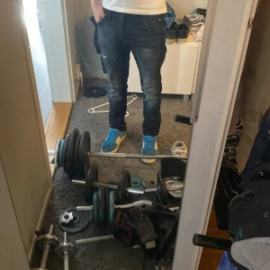 Jack & Jones jeans - Säljer ett par mörkblå jeansbyxor med raka ben och klassisk femficksdesign. Jeansen har lätt slitna detaljer framtill och normal passform. Perfekta till vardags för en avslappnad stil. Mer som 29 i midjan