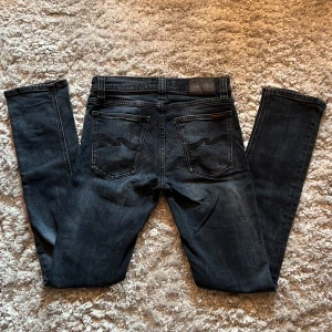 Nudie Tube Tom slim fit jeans - Säljer dessa riktigt snygga svarta Nudie jeansen i modellen Tube Tom som har en slim passform. De är i storlek 28/32 och är i väldigt fint skick, 9/10. Bara att skriva över frågor och funderingar, pris kan diskuteras.