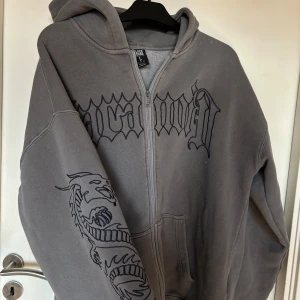 Grå Hoodie Med Tryck - sparsamt använd 